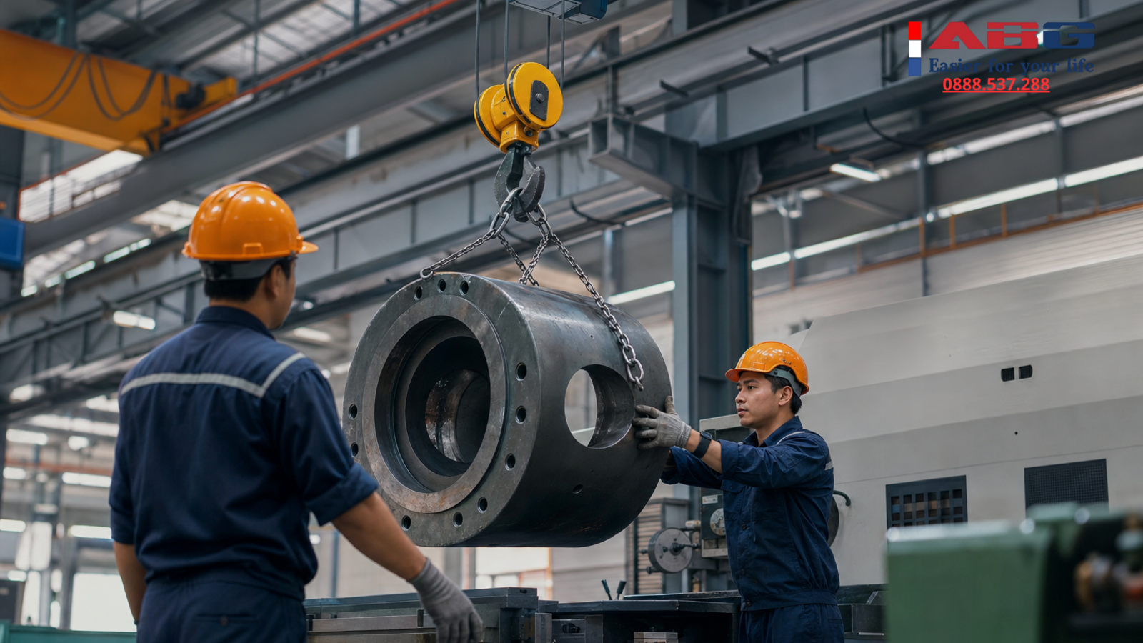 Sử dụng tời điện nâng hạ linh kiện máy móc nặng trong nhà máy 1 feature 124