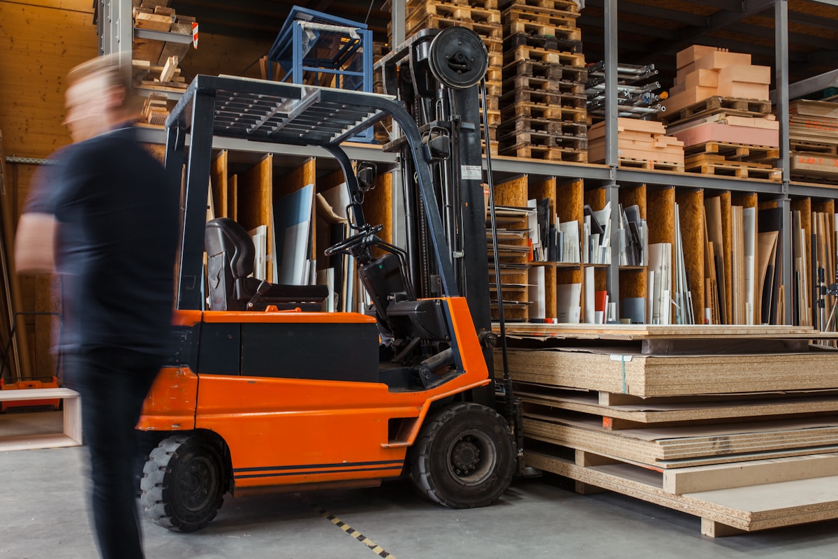 Cách kiểm tra động cơ tời điện bị cháy — Hướng dẫn chuẩn kỹ thuật 2026 5 Thiết bị nâng hạ trong nhà xưởng hiện đại